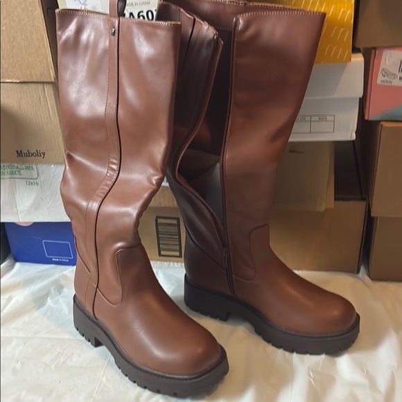Brown Over the Knee Boots with Rich Leather and Classic Design - Picture 1 of 9